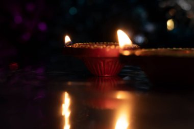 Diwali sırasında Bokeh arka planında iki güzel dekore edilmiş diyas yakın plan. Seçici odak.