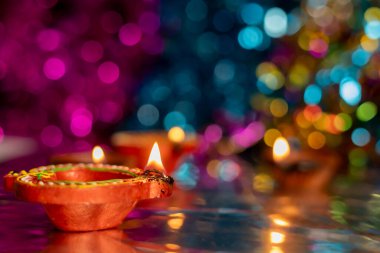 Diwali kutlaması arka planında parlak kil lambalar ve renkli ışıklar var. Seçici odak.