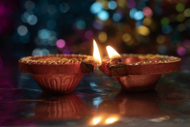 Diwali sırasında Bokeh arka planında iki güzel dekore edilmiş diyas yakın plan. Seçici odak.