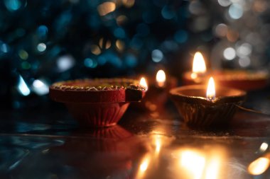 Renkli bokeh arka planlı parlayan kil lambaları. Diwali festivalini kutluyoruz..