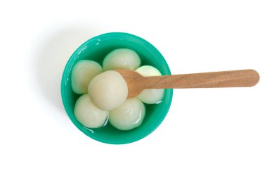 Geleneksel Hint Rasgulla 'sı, yanında tahta bir kaşıkla birlikte yeşil bir plastik kasede servis ediliyor. Hint bayramı için ideal..