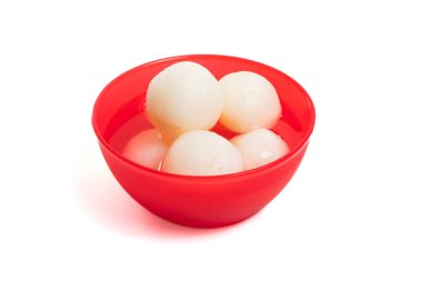 Şeker şurubuna batırılmış geleneksel Hint tatlılarının üst görüntüsü beyaz arka planda kırmızı bir kasede sunuluyor..