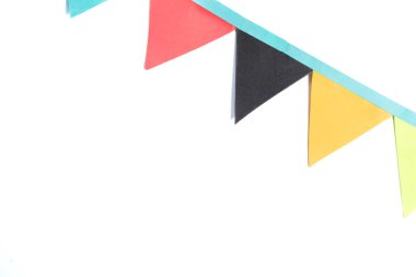 Fotokopi alanı olan beyaz bir arkaplanda izole edilmiş renkli renkli kağıt kiraz bayrakları. Parti davetiyeleri, kutlama grafikleri ve festival tasarım projeleri için mükemmel..