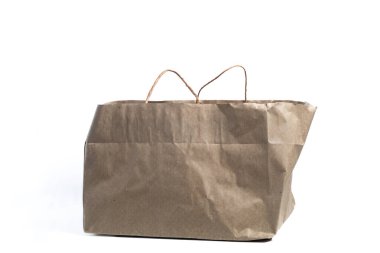 Sağlam sapları olan kahverengi bir kese kağıdı. Beyaz bir arka planda market, alışveriş veya ambalaj taşımak için ideal. Zararlı plastik poşetleri günlük kullanımda değiştirerek sürdürülebilirliği teşvik eder.