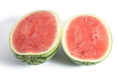 İkiye bölünmüş taze bir karpuzun net bir görüntüsü, sulu kırmızı içinin yeşil bir kabukla çevrili olduğunu gösteriyor. sağlıklı yaz meyveleri.