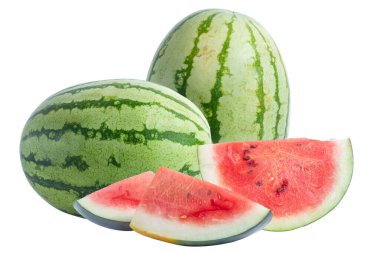Temiz beyaz arka planda canlı bir karpuz ve taze kesilmiş dilimler. Yaz atmosferi ya da tropikal kavramlar için mükemmel.