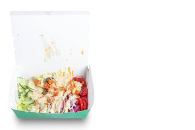 Salatalıklı, domatesli, havuçlu ve soslu canlı ve taze bir salata..