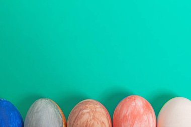 Bir grup sanatsal dekore edilmiş Paskalya yumurtası. Parlak renkli bir arka planı var. Paskalya 'nın neşeli ruhunu temsil ediyor..