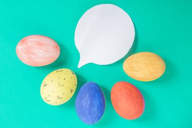 Paskalya yumurtalarını boş konuşma baloncuklarıyla boyayıp bayram mevsimini kutlamak için selamlıyorlar..