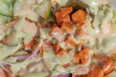 Kremalı soslu ve taze sebzeli tavuklu salata..
