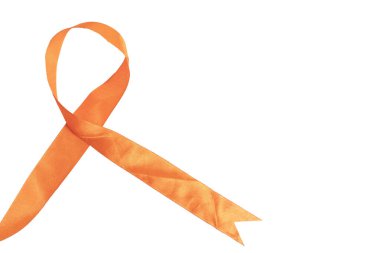 Turuncu farkındalık kurdelesi beyaz arka planda gösteriliyor, destek, umut ve farkındalığı temsil ediyor.