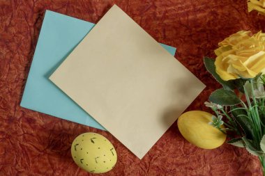 Renkli sergi, bahar festivallerini ve mevsimlik kutlamaları çağrıştıran, canlı sarı çiçekler, boyanmış Paskalya yumurtaları ve dekoratif kartlar yer alıyor..