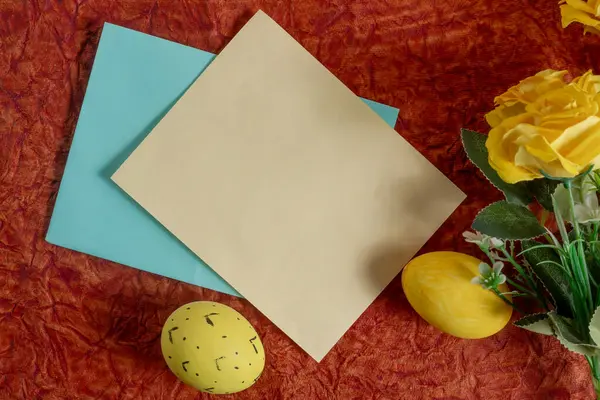 Renkli sergi, bahar festivallerini ve mevsimlik kutlamaları çağrıştıran, canlı sarı çiçekler, boyanmış Paskalya yumurtaları ve dekoratif kartlar yer alıyor..