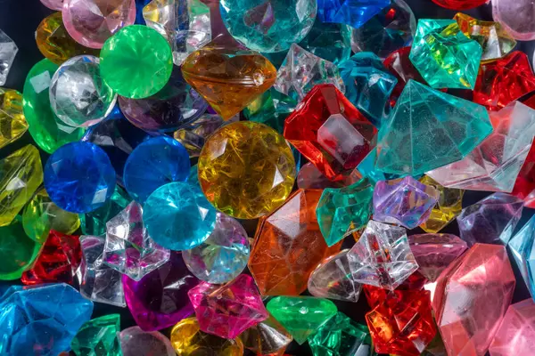 Canlı ve renkli taşlar, çeşitli şekiller ve şeffaf renkler sergiliyor, estetik güzellik ve cazibe gösterisi yaratıyor, tasarım, mücevher ve sanat projeleri için mükemmel..