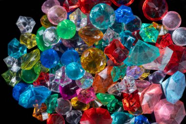 Karanlık bir yüzeyde sergilenen çok renkli değerli taşların büyüleyici bir koleksiyonu. Lüks, zenginlik ve güzellik gibi kavramlar için mükemmel..