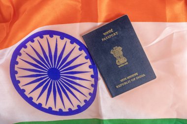 Hindistan pasaportu canlı bir Hint bayrağının üzerine dikilmiş, kültürel gurur ve kimlik sergiliyor..