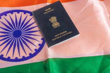 Hint ulusal bayrağının tepesine, kimlik, milliyet ve seyahat simgeleyen bir Hint pasaportu yerleştirildi..