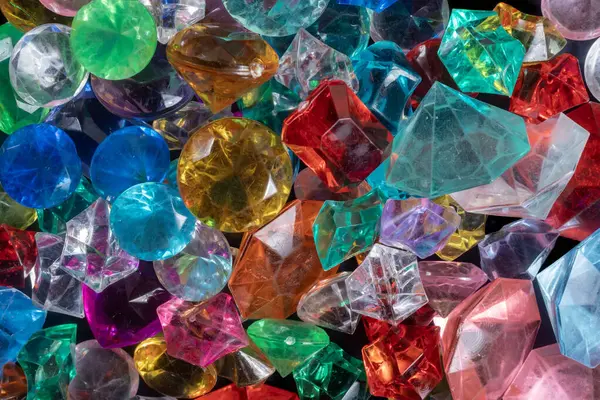 Çeşitli renklerde ve şekillerde sayısız değerli taş ve kristallerden oluşan parlayan mücevherler..