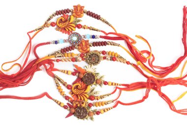 Canlı boncuklu bilezikler parlak cam boncuklar, çiçek kolyeleri ve Raksha Bandhan için kırmızı iplikler..