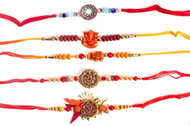 Tespih, tılsım ve renkli ipliklerle geleneksel Rakhi bileziklerinden oluşan canlı bir koleksiyon, Raksha Bandhan hediyeleri ve aile ve arkadaşlar arasında şenlikli kutlamalar için mükemmel..