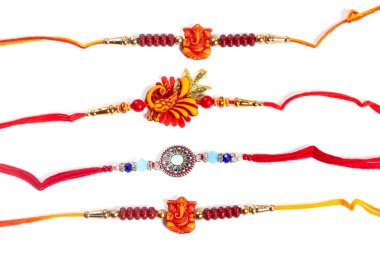 Kırmızı ve turuncu ipliklerle süslenmiş canlı bir Rakhi bilezik koleksiyonu. İçinde boncuklar, tılsımlar ve karmaşık tasarımlar var. Hint festivallerinde, kutlamalarda ve aile etkinliklerinde hediye vermek için mükemmel..