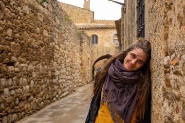 Yağmurlu bir günde Peretallada 'da yürüyen bir kadın.