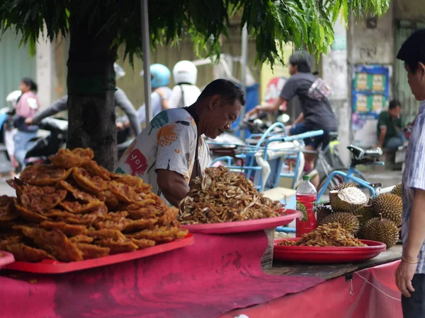 Tarakan, Endonezya 03292023: Tarakan 'da bir Ramazan pazarında müşterilere hizmet veren sokak gıda satıcısı