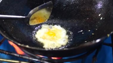 Tavada kızartılmış Endonezya pirinci hazırlıyorum. Tavada kızarmış karides pilavı yapıyorum..