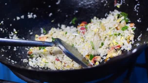 Příprava Indonéské Smažené Rýže Woku Výroba Krevety Smažené Rýže Wok — Stock video