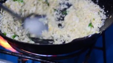 Tavada kızartılmış Endonezya pirinci hazırlıyorum. Tavada kızarmış karides pilavı yapıyorum..