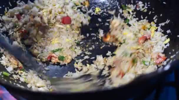 Indonéz Sült Rizst Készítek Egy Wokban Garnélarák Sült Rizs Egy — Stock videók