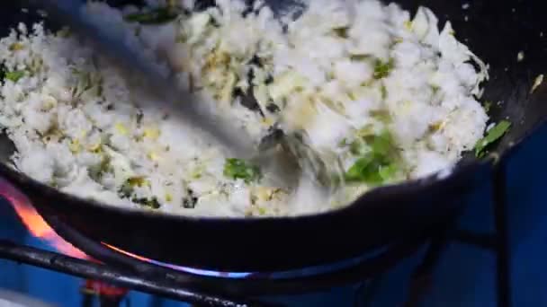 在锅里准备印尼炒饭 让虾仁炒饭在锅里 — 图库视频影像
