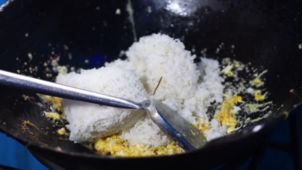 インドネシアの炒飯を鍋に入れる エビフライを鍋に入れる — ストック動画