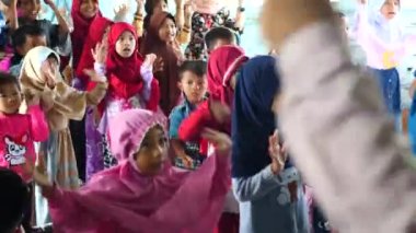 Tarakan, Endonezya. 06 Temmuz 2022: Endonezyalı çocuklar 06 Temmuz 2022 'de Tarakan, Endonezya' da birlikte şarkı söyleyip dans ettiler. 