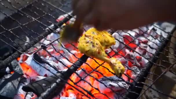 炎のグリルに鶏もも肉を焼きます — ストック動画