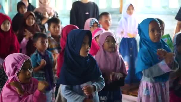 Таракан Индонезия Июля 2022 Индонезийские Дети Поют Танцуют Вместе Таракане — стоковое видео
