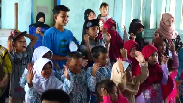 インドネシアのタラカン 2022年7月6日インドネシア タラカン市にてインドネシアの子どもたちが一緒に歌と踊りを披露 — ストック動画