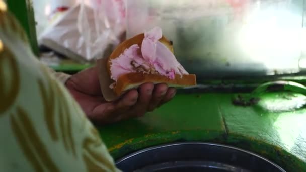 Обычный Индонезийский Продавец Мороженого Обслуживающий Клиентов Уличные Торговцы Обслуживают Покупателей — стоковое видео