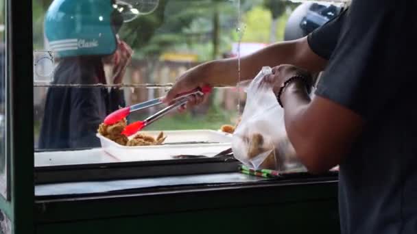 Tarakan Indonesia 03302023 印尼当地的供应商或快餐店将脆炸鸡放入塑料聚丙烯热袋中上市 — 图库视频影像