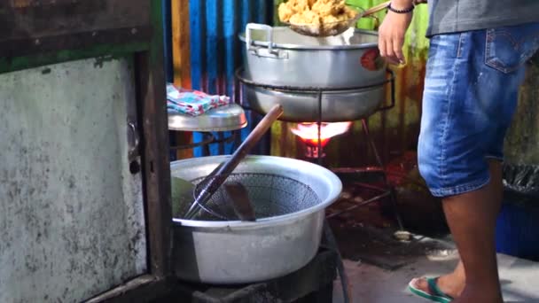 Haciendo Indonesia Pollo Crujiente Frito Preparando Comida Callejera Pollo Frito — Vídeos de Stock