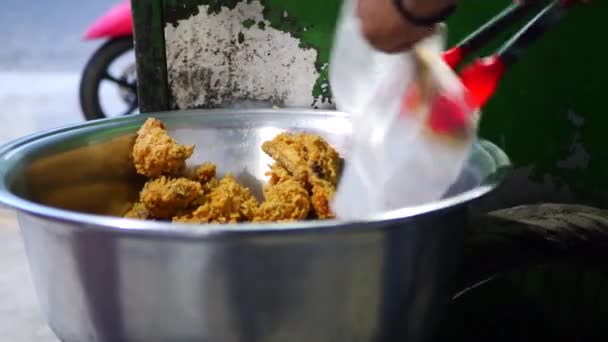 Indonezyjski Lokalny Sprzedawca Lub Sprzedawca Żywności Steet Umieścić Chrupiące Smażone — Wideo stockowe