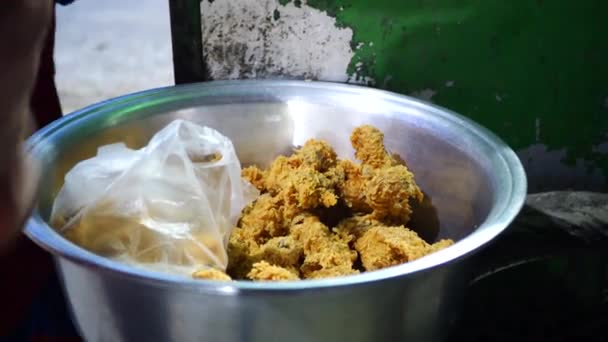 Indonesische Lokale Verkoper Steet Food Verkoper Zet Knapperige Gebakken Kip — Stockvideo