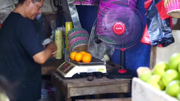 Tarakan Indonesia 0716 2022 Vendedor Frutas Indonesio Que Pesa Frutas — Vídeo de stock