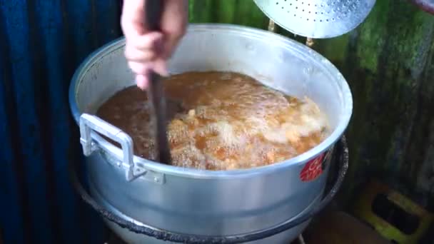 인도네시아를 닭고기를 만드는 인도네시아에서 닭고기 길거리 음식을 요리하는 — 비디오