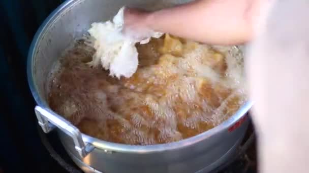 Fazendo Frango Crocante Frito Indonésia Preparação Frango Frito Comida Rua — Vídeo de Stock