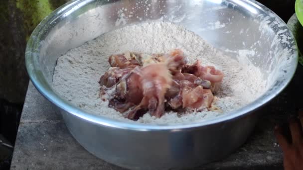 Making Indonesia Deep Fried Crispy Chicken Preparing Deep Fried Chicken — Stock Video