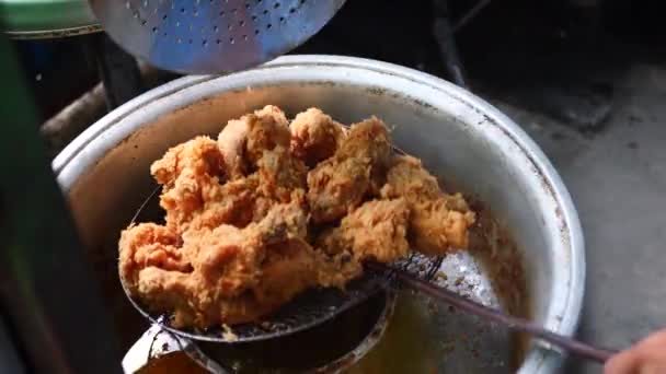 インドネシアを作る深い揚げクリスピーチキン インドネシアでの販売のための揚げ鶏のストリートフードの準備 — ストック動画