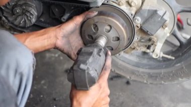 Endonezyalı bir mekanik işçisinin el vidaları gevşetiyor.