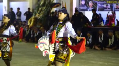 Tarakan, Endonezya - 15 Ağustos 2022: Jaranan müzik dansçıları ve geleneksel bir enstrüman çalan sanatçı. Jaranan (kuda lumping, kuda kepang) Java dansıdır.