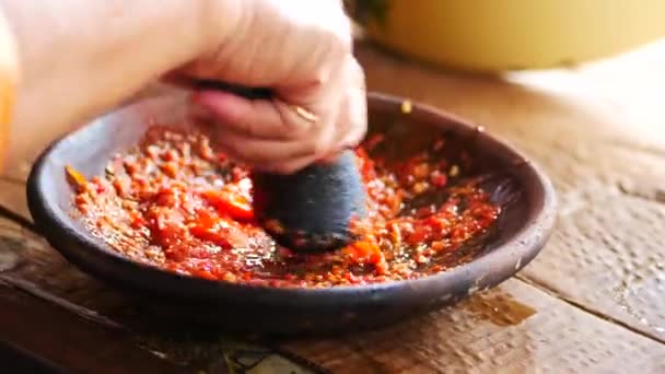 Haciendo Sambal Con Mortal Pestle Sambal Sambal Una Salsa Pasta — Vídeo de stock